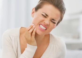 Diş Ağrısı Neden Olur? Evde Yapılabilecekler ve Ne Zaman Diş Hekimine Gidilmeli