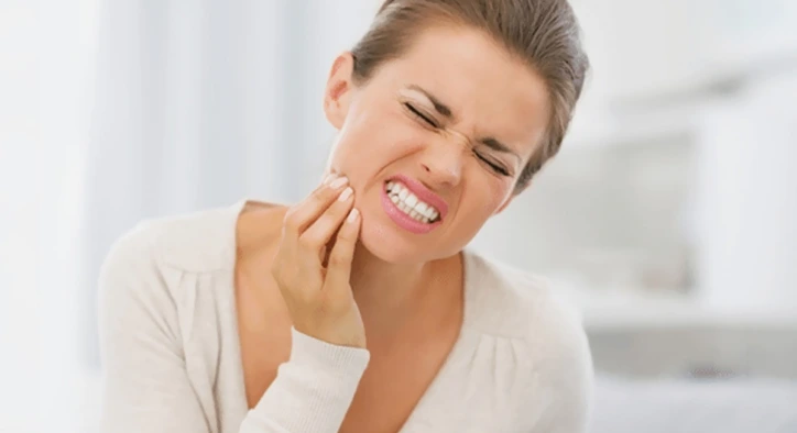 Diş Ağrısı Neden Olur? Evde Yapılabilecekler ve Ne Zaman Diş Hekimine Gidilmeli