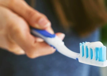 Diş Macunu Florürlü mü Florürsüz mü Olmalı? Farkları Nelerdir?