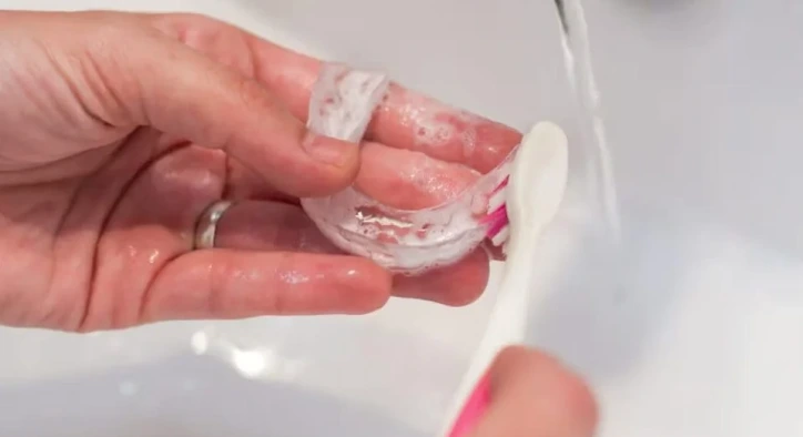 Wie Reinigt Man Transparente Aligner? Ein Leitfaden zur Pflege und zum Umgang mit Vergilbungen