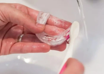 Şeffaf Plak Temizliği Nasıl Yapılır? Sararma ve Bakım Rehberi